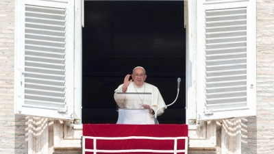 Papst Franziskus muss wegen einer leichten Grippe alle weiteren Termin am Montag absagen. (Foto: Alessandra Tarantino/AP/dpa)