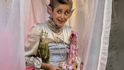 Die spitzohrige Elfenkönigin Titania mit ihrem niedlichen Gefolge: So ist Christiane Weidringer beim Wolframs-Eschenbacher Sommertheater zu erleben. (Foto: Lara Hausleitner)