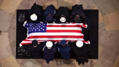 Der mit einer Flagge bedeckte Sarg des ehemaligen US-Präsidenten Jimmy Carter liegt in der Rotunde des US-Kapitols. (Foto: Andrew Harnik/Pool Getty Images North America/AP/dpa)