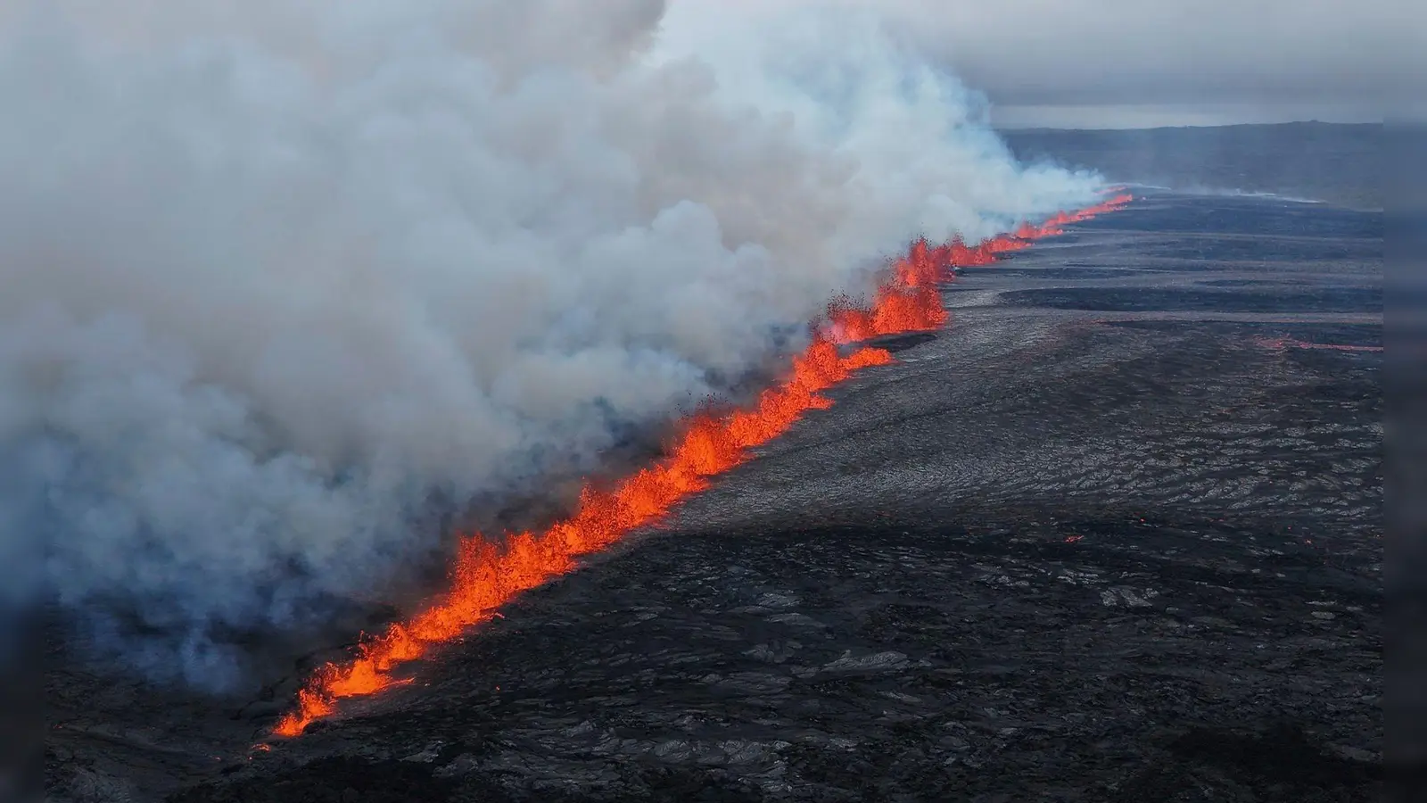 Auf Island hat sich erneut die Erde aufgetan. (Foto: -/Department of Civil Protection and Emergency Management/dpa)