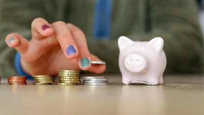 Für den Einstieg: Ein Sparbuch kann Kindern helfen, den Umgang mit Geld zu lernen, die Verzinsung ist jedoch gering. (Foto: Mascha Brichta/dpa-tmn)