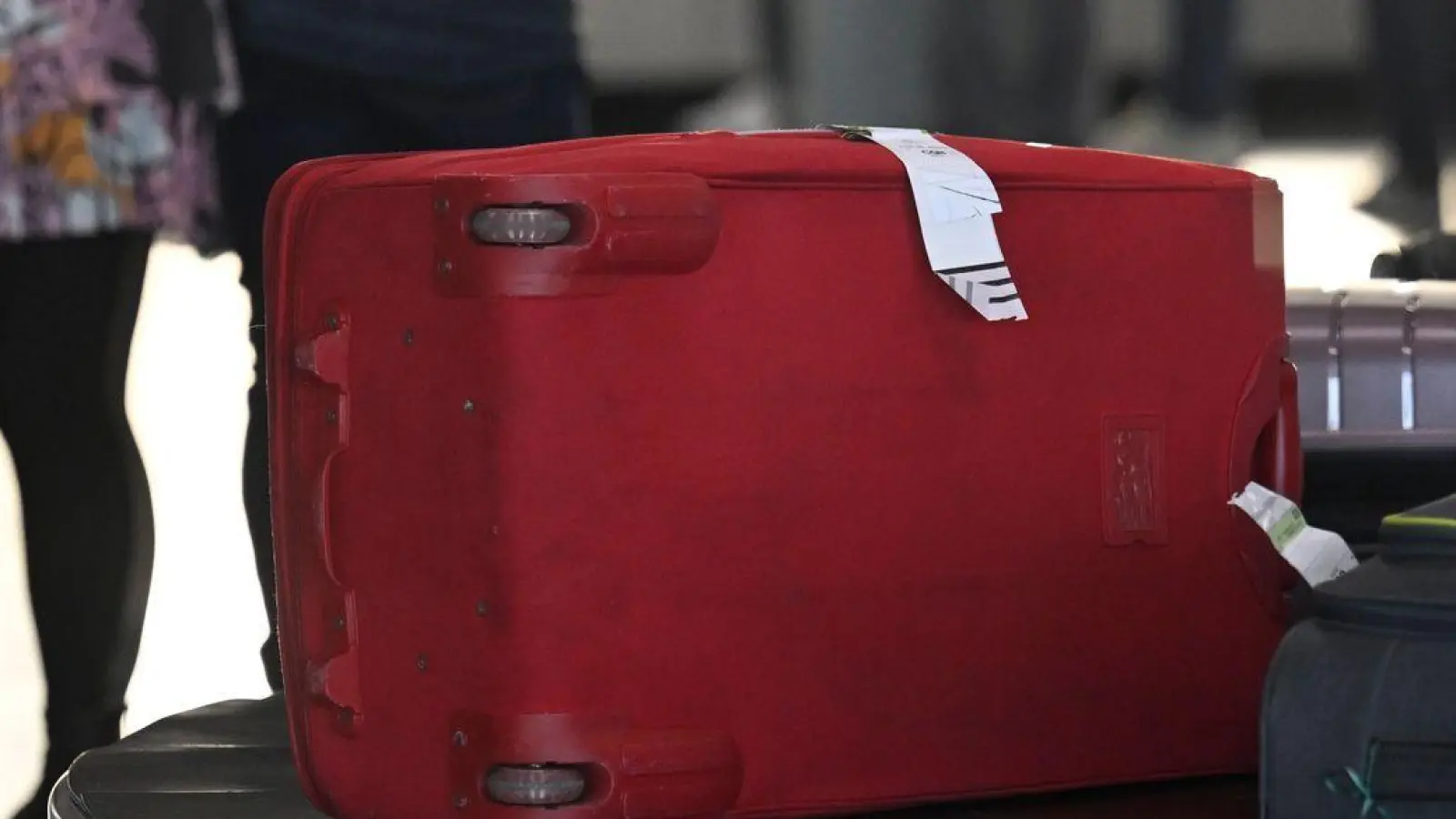 Koffer weg, Urlaubslaune auch? Für Pauschalreisende kann es bei verlorenem Gepäck neben Ersatz für den Inhalt auch Geld vom Reisepreis zurück geben. (Foto: Roberto Pfeil/dpa/dpa-tmn)