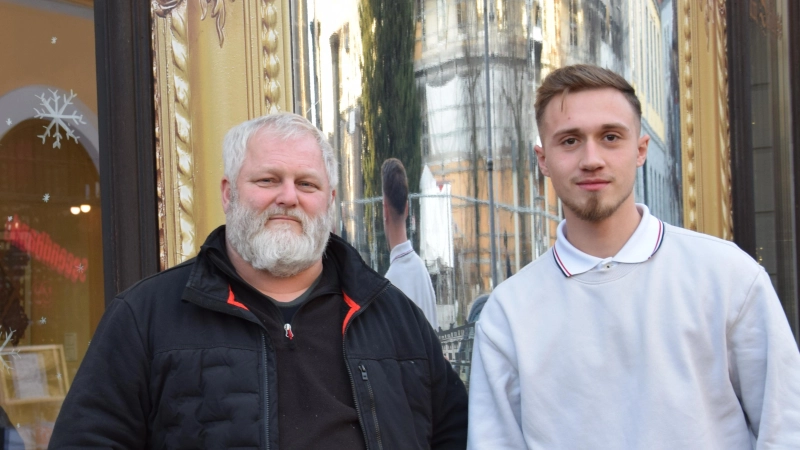 „Das Café soll ein fester Bestandteil der Stadt bleiben”: Jürgen Wolf (links) ist überzeugt, dass er dafür mit Timo Wilhelm den richtigen Nachfolger gefunden hat. (Foto: Florian Schwab)