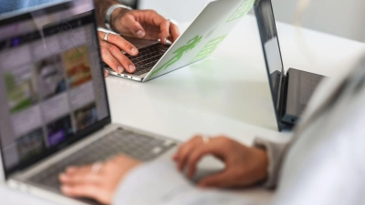 Arbeitsverhältnisse im Fokus: Die Unterscheidung zwischen Selbstständigkeit und abhängiger Beschäftigung ist entscheidend für rechtliche und finanzielle Sicherheit. (Foto: Oliver Berg/dpa/dpa-tmn)