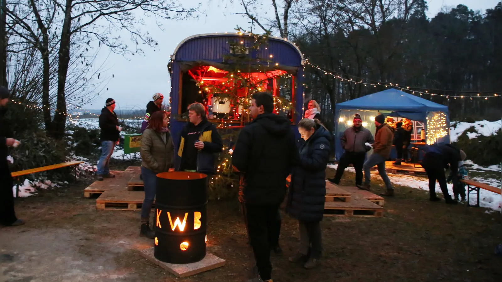 In Wicklesgreuth gab es in diesem Jahr erstmals einen Weihnachtsmarkt. Auf dem Spielplatz zwischen Kiefern- und Buchenstraße sorgte der anhaltende Regen zwar für viel Matsch, dennoch kam die Premiere ganz gut an. (Foto: Alexander Biernoth)