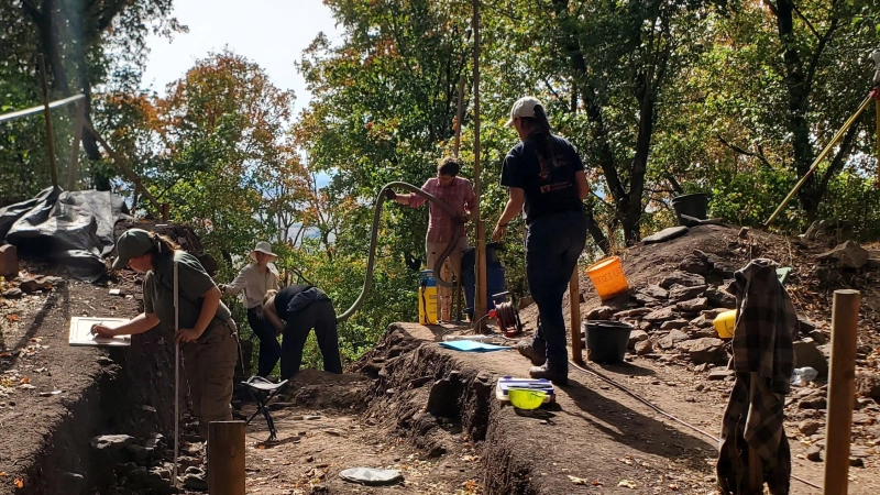 Die Grabungsstelle wird genauestens dokumentiert, bevor sie bis zum nächsten Sommer wieder abgedeckt wird. (Foto: Ulli Ganter)