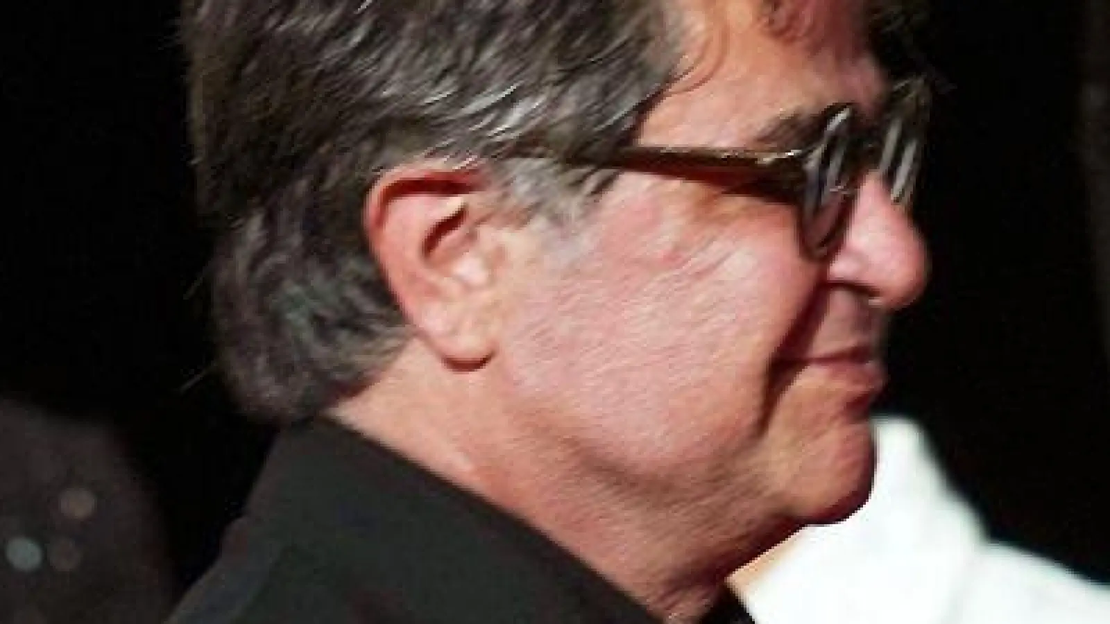 Regisseur Jafar Panahi (vorne, M) nimmt die Goldene Palme für den Film „It Was Just an Accident” während der Preisverleihung der 78. Internationalen Filmfestspiele in Cannes entgegen. (Foto: Lewis Joly/Invision/AP/dpa)