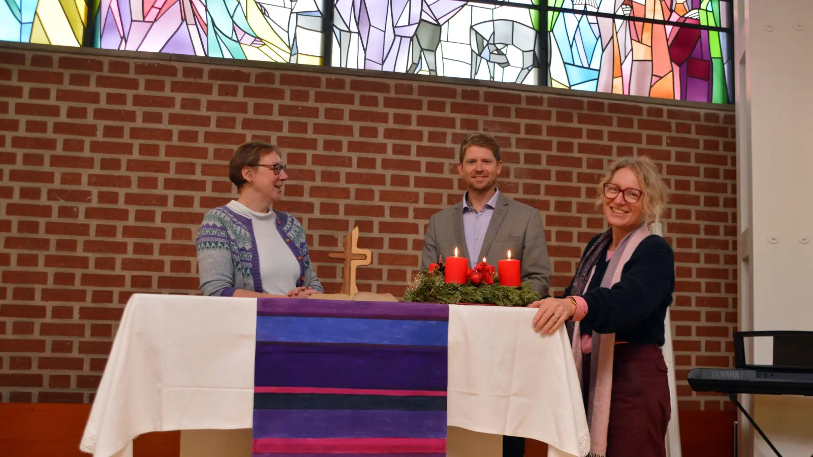 Wollen in der Markuskapelle auf dem Schulgelände die Themen „Sternenkinder” und „Eltern mit Kinderwunsch” enttabuisieren (von links): Ivonne Kleinschroth, Philipp Specht und Heidi Wolfsgruber. (Foto: Johannes Zimmermann)