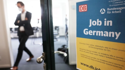 Auch weiter sollen Flüchtlinge Beratung bekommen - notfalls soll ein Job vermittelt werden. (Archivbild)  (Foto: Oliver Berg/dpa)