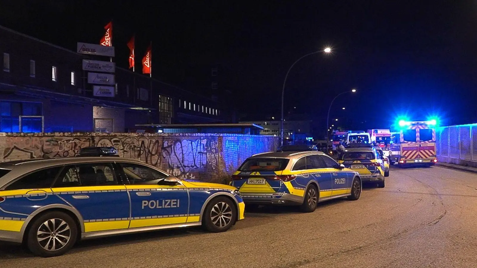 Zeugen hatten die Polizei wegen Schussgeräuschen auf einem Fabrikgelände alarmiert. (Foto: Sebastian Peters/News5/dpa)
