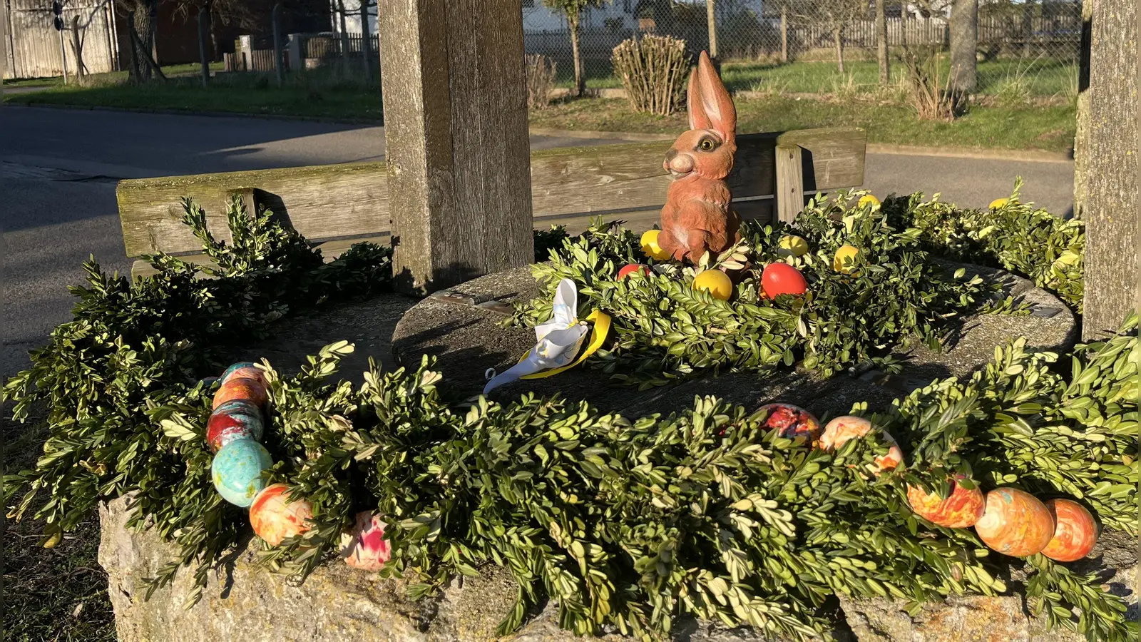 Kein Hahn im Korb, aber ein frecher Hase auf dem Osterbrunnen: Die tierische Symbolfigur steht im Uffenheimer Ortsteil Rudolzhofen im Mittelpunkt. (Foto: Oliver Herbst)