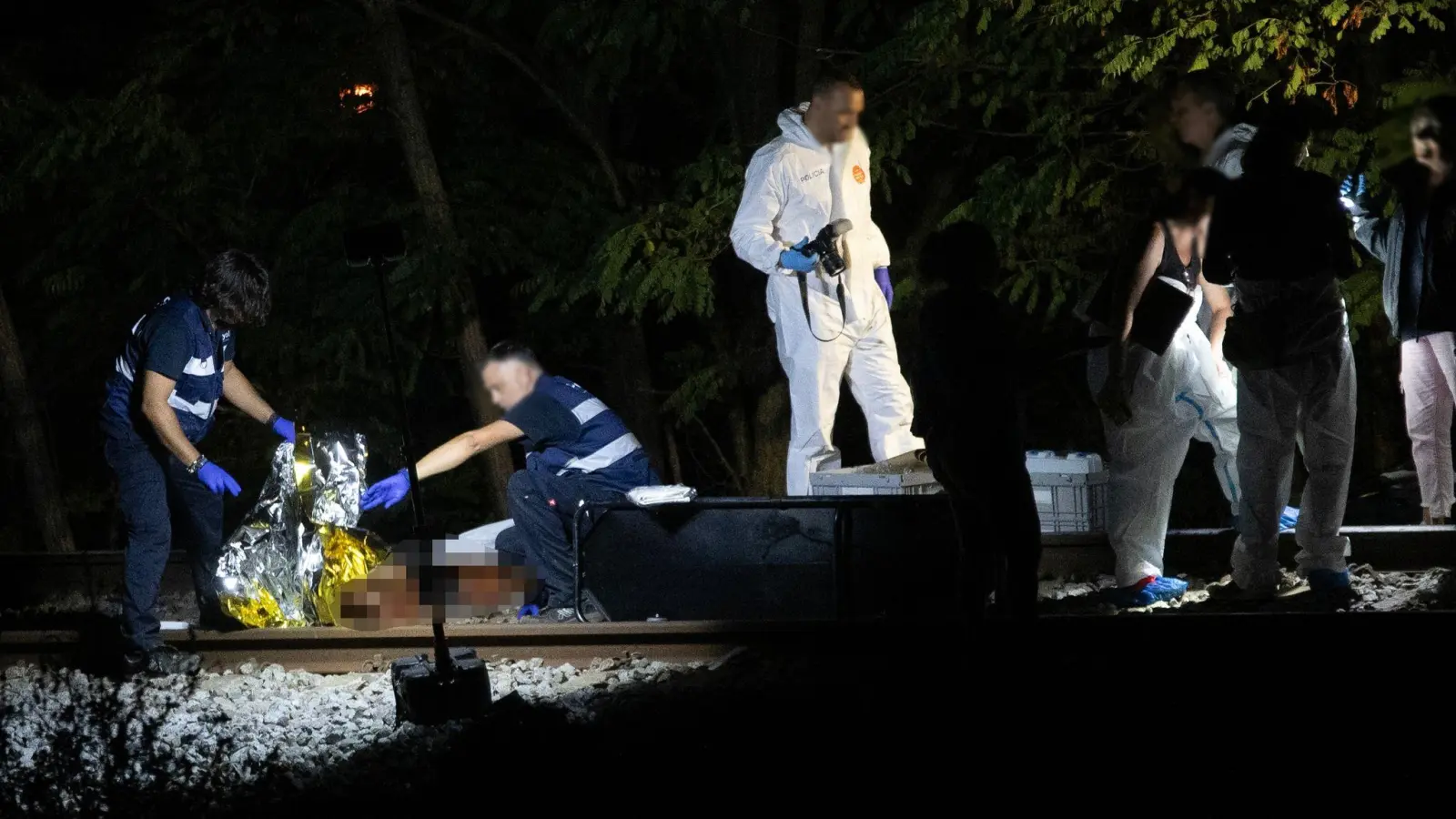 Rettungskräfte arbeiten an der Unglücksstelle, wo eine Gruppe Menschen von einem Zug erfasst wurde. (Foto: Lorena Sopêna/EUROPA PRESS/dpa)