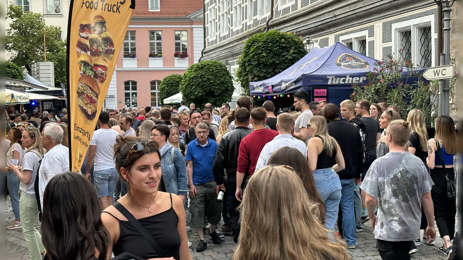 Bieranstich, Livemusik und ordentlich Trubel: Das sind die Impressionen unserer Reporter vom Ansbacher Altstadtfest 2023. (Foto: Gudrun Bayer)