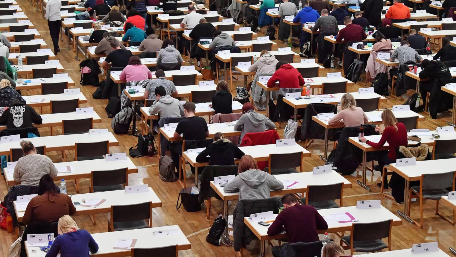 Für Tausende Azubis in Bayern beginnen am Dienstag die schriftlichen Abschlussprüfungen. (Symbolbild) (Foto: Martin Schutt/dpa-Zentralbild/dpa)