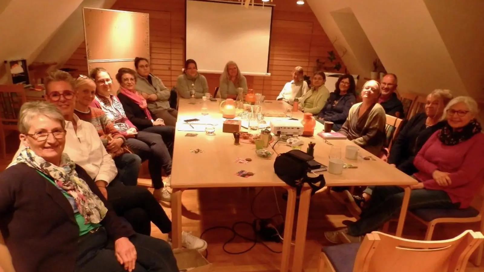 Die drei Koordinatorinnen Ursula Memhardt, Susanna Henselin und Christiane Phillipp luden die in der Ausbildung zur Hospizbegleiterin oder Hospizbegleiter stehenden Frauen und Männer zu einem Erfahrungsaustausch ein. (Foto: Karl-Heinz-Gisbertz)