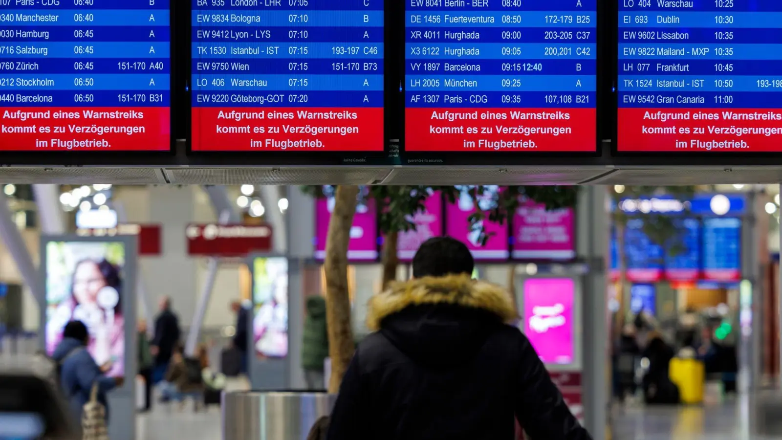 Bei streikbedingtem Flugausfall oder einer Verspätung von mehr als drei Stunden muss die Fluggesellschaft Reisenden eine alternative Beförderung zum Ziel anbieten.  (Foto: Christoph Reichwein/dpa/dpa-tmn)