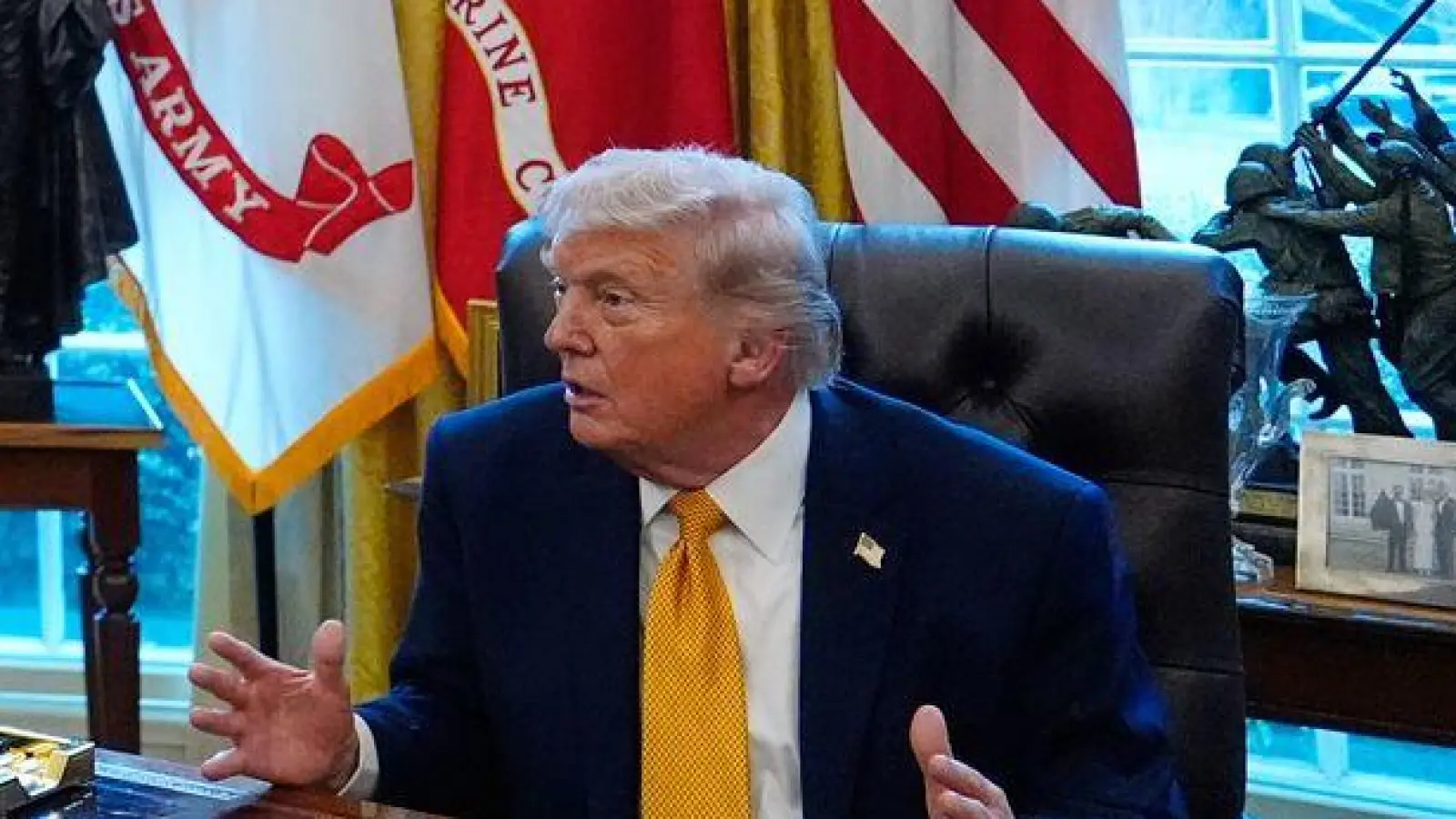 Vor Journalisten deutete Trump eine mögliche „Übernahme“ Kubas an. (Foto: Julia Demaree Nikhinson/AP/dpa)