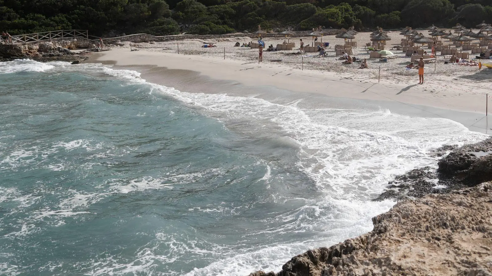 Ein deutscher Urlauber ist im Osten Mallorcas bei dem Versuch ums Leben gekommen, anderen in Not geratenen Badenden zu helfen. (Archivbild) (Foto: Clara Margais/dpa)