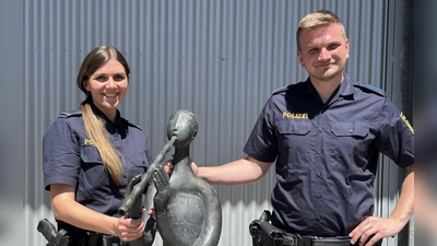 Tatjana Soldner und Nick Häßlein stellten die abgesägte Bronzestatue am vergangenen Freitag sicher. (Foto: Florian Pöhlmann)