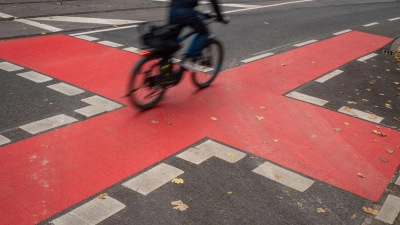 Ein Mofa Marke Eigenbau zog die Polizei in Ansbach aus dem Verkehr. (Symbolbild: Peter Kneffel/dpa)
