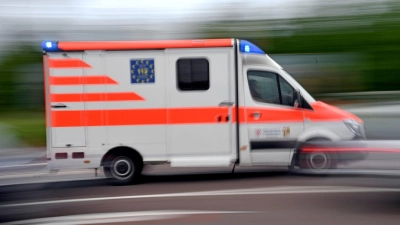 Das Opfer musste mit dem Rettungsdienst ins Krankenhaus gebracht werden.  (Symbolbild: Hendrik Schmidt/dpa-Zentralbild/ZB/Symbolbild)