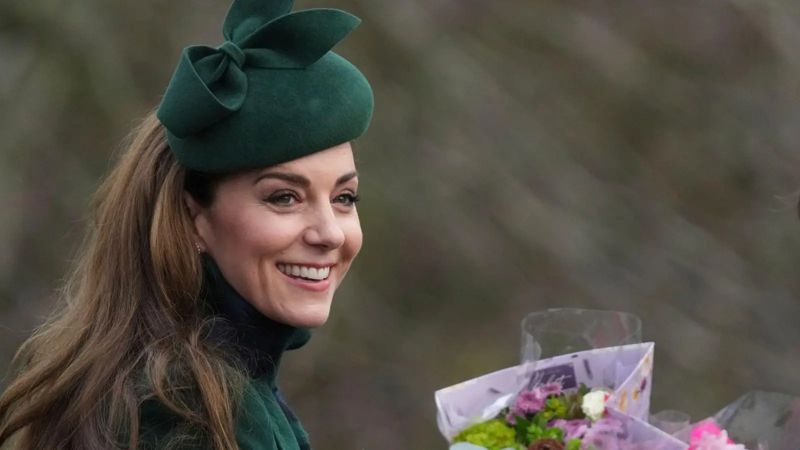 Prinzessin Kate wurde mit Blumen „überhäuft“, wie der Sender Sky News kommentierte. (Foto: Jon Super/AP/dpa)