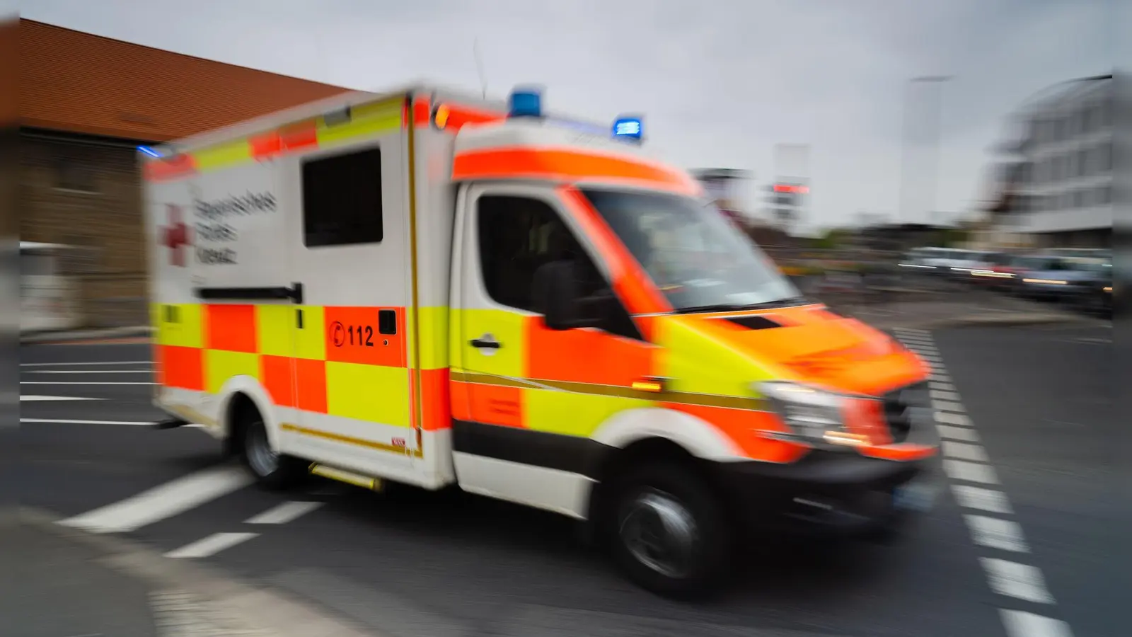 Ein Rettungswagen brachte die verletzte Frau in ein Krankenhaus. (Symbolbild) (Foto: Nicolas Armer/dpa)