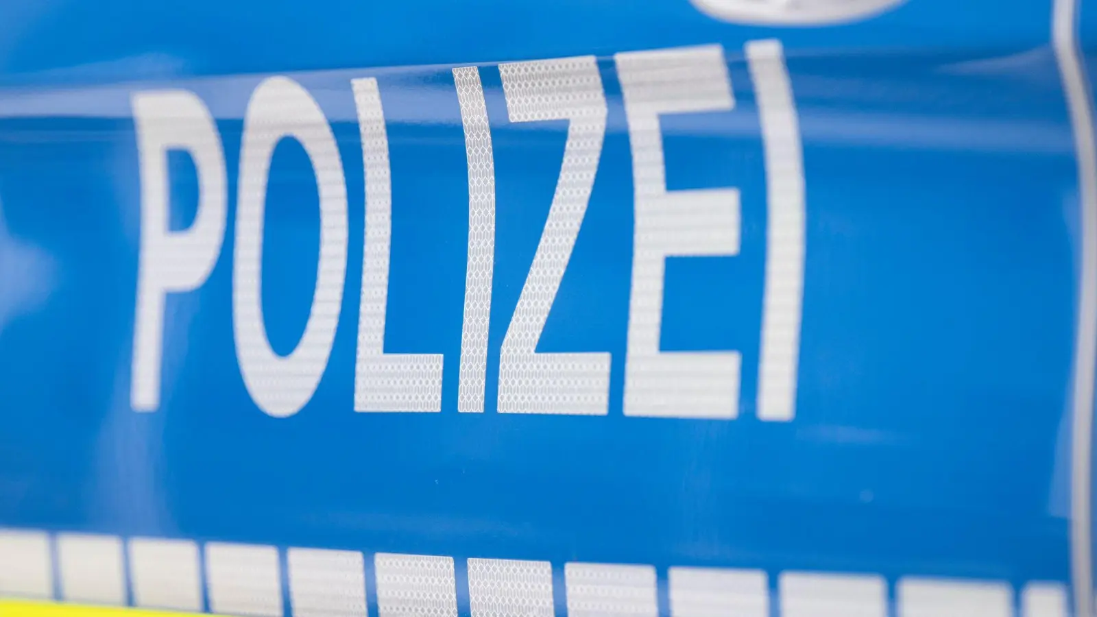 Der Mann versetzte der Polizistin einen Kopfstoß. (Symbolbild) (Foto: Boris Roessler/dpa)