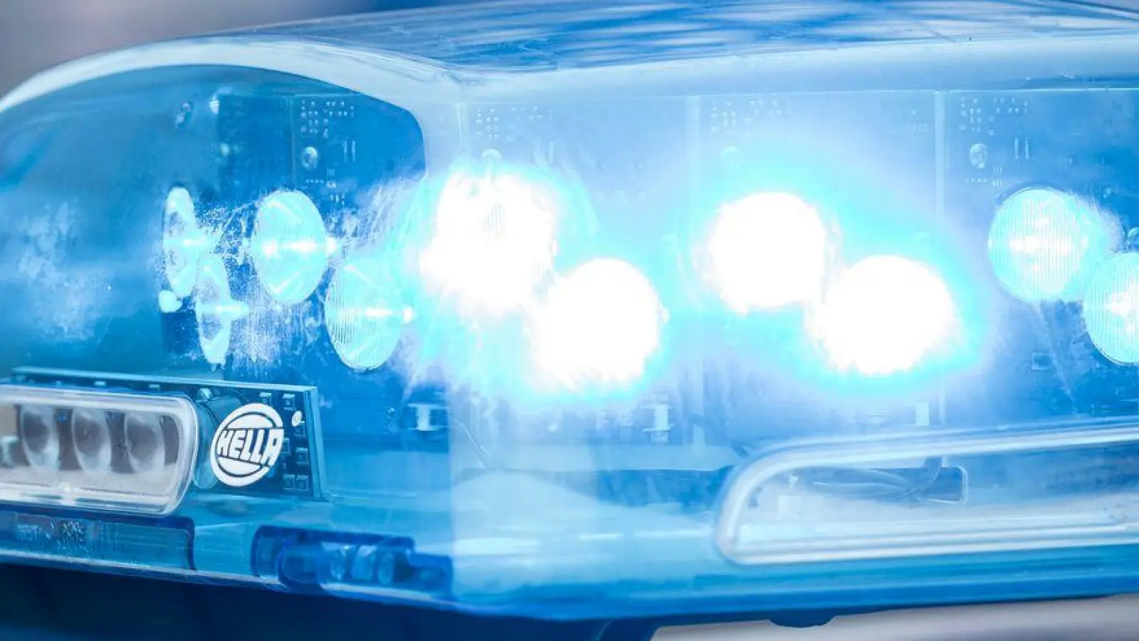 Die Polizei ermittelt zu dem flüchtigen Fahrer. (Symbolbild) (Foto: Daniel Vogl/dpa)