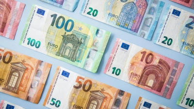 Bar Erspartes bei der Geldanlage splitten oder am Stück investieren? Das hängt ganz vom jeweiligen Anlagehorizont ab. (Foto: Christin Klose/dpa-tmn)