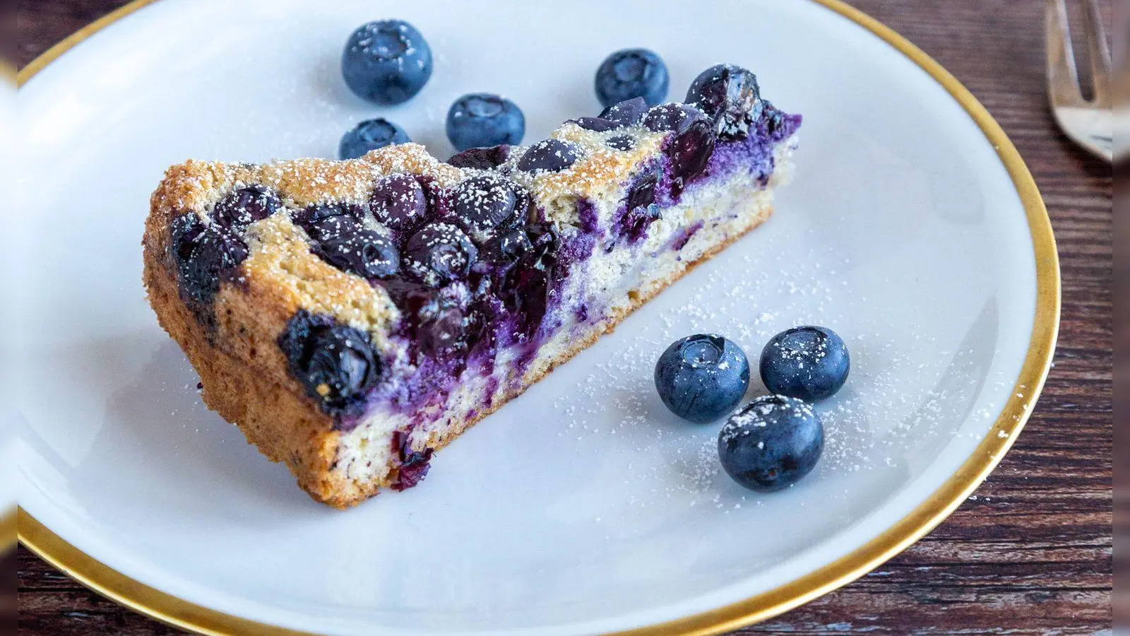 Der Heidelbeerkuchen ist mit Tofu und Sojasahne gemacht. Die Eier im Rezept können Veganer durch Aquafaba ersetzen.  (Foto: smarticular Verlag/dpa-tmn)