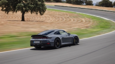 Der überarbeitete Elfer kommt im Spätsommer auf den Markt - der 911 GTS ist dabei der erste Hybrid in der Modellgeschichte. (Foto: Rossen Gargolov/Porsche AG/dpa-tmn)