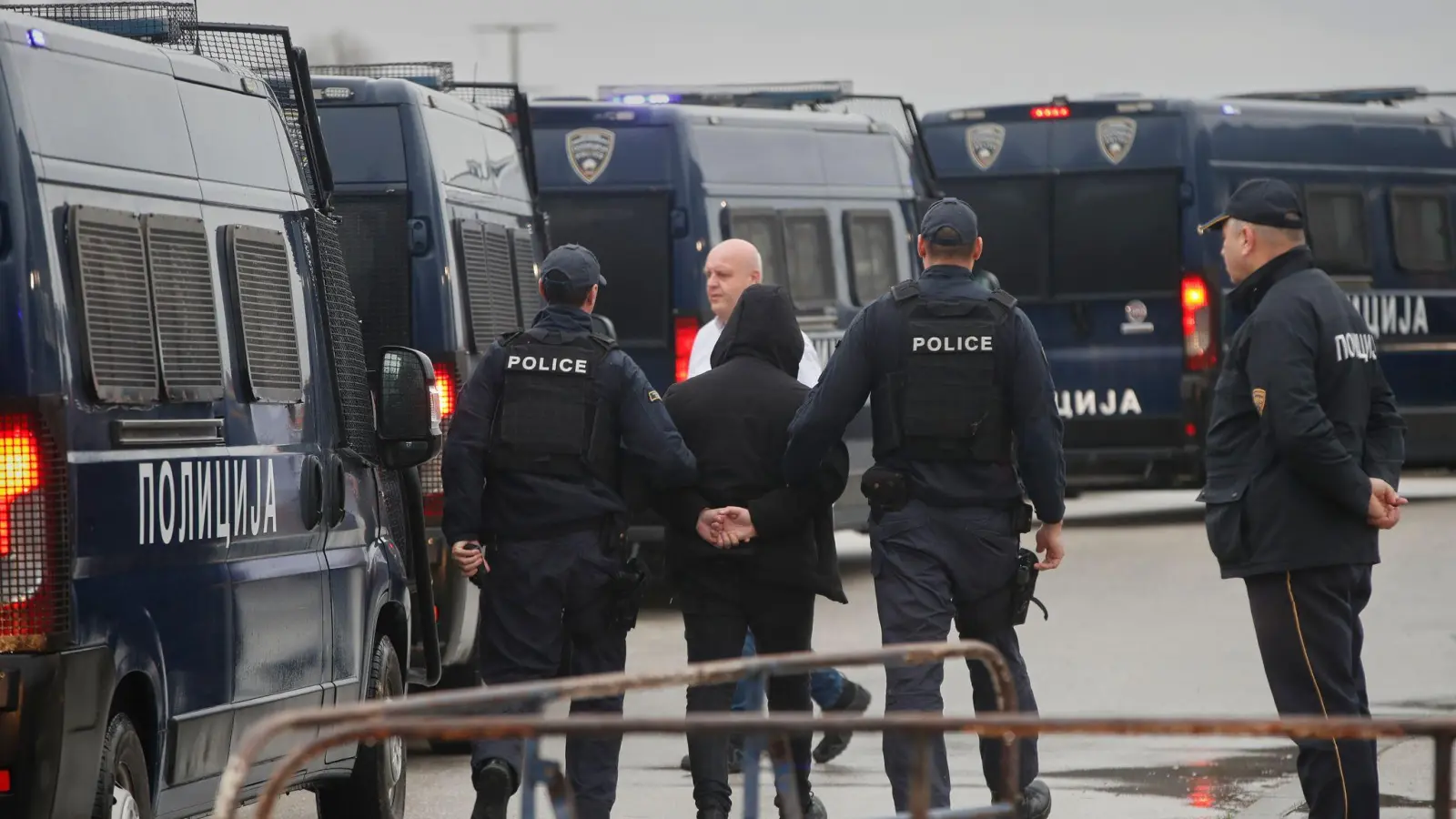 In Skopje beginnt ein Prozess gegen Dutzende mutmaßlich Verantwortliche für den verheerenden Brand in einem Nachtclub, infolgedessen 63 Menschen ums Leben kamen. (Foto: Boris Grdanoski/AP/dpa)