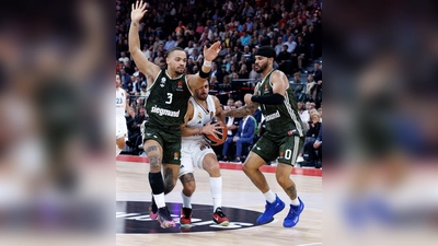 Die Bayern-Basketballer verlieren zwei ihrer wichtigsten Spieler: Carsen Edwards (links) und Nick Weiler-Babb. (Foto: Matthias Balk/dpa)