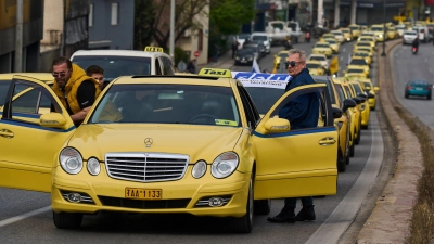 Zwei Tage lang keine Taxis in Athen - für Touristen und Einheimische ein großes Problem. (Archivbild) (Foto: Petros Giannakouris/AP/dpa)