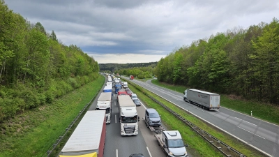 Stau auf der Autobahn A6: Wegen eines Lkw-Unfalls in Höhe der Rastanlage Frankenhöhe kommt es zu erheblichen Verkehrsbehinderungen. (Symbolbild: Wolfgang Grebenhof)