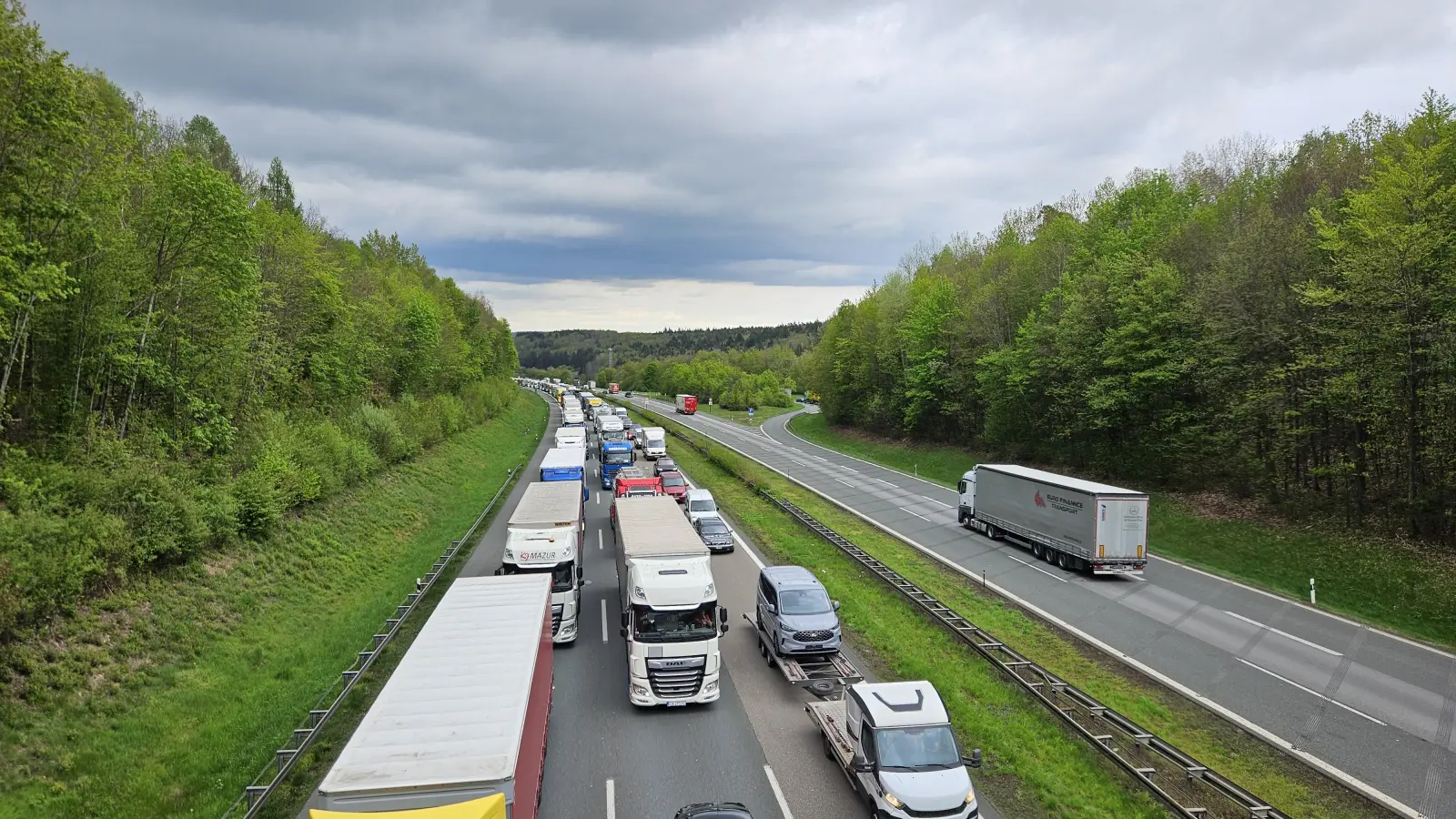 Stau auf der Autobahn A6: Wegen eines Lkw-Unfalls in Höhe der Rastanlage Frankenhöhe kommt es zu erheblichen Verkehrsbehinderungen. (Symbolbild: Wolfgang Grebenhof)