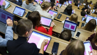 Tablets sind im Studium gut für Vorlesungen, während sich Notebooks besser für längere Hausarbeiten eignen. (Foto: Jan Woitas/dpa/dpa-tmn)