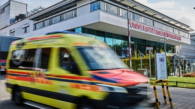 Rettungsdienste und Notaufnahmen sind oft überlastet, nun soll eine Reform helfen. (Symbolfoto) (Foto: Jens Büttner/dpa)