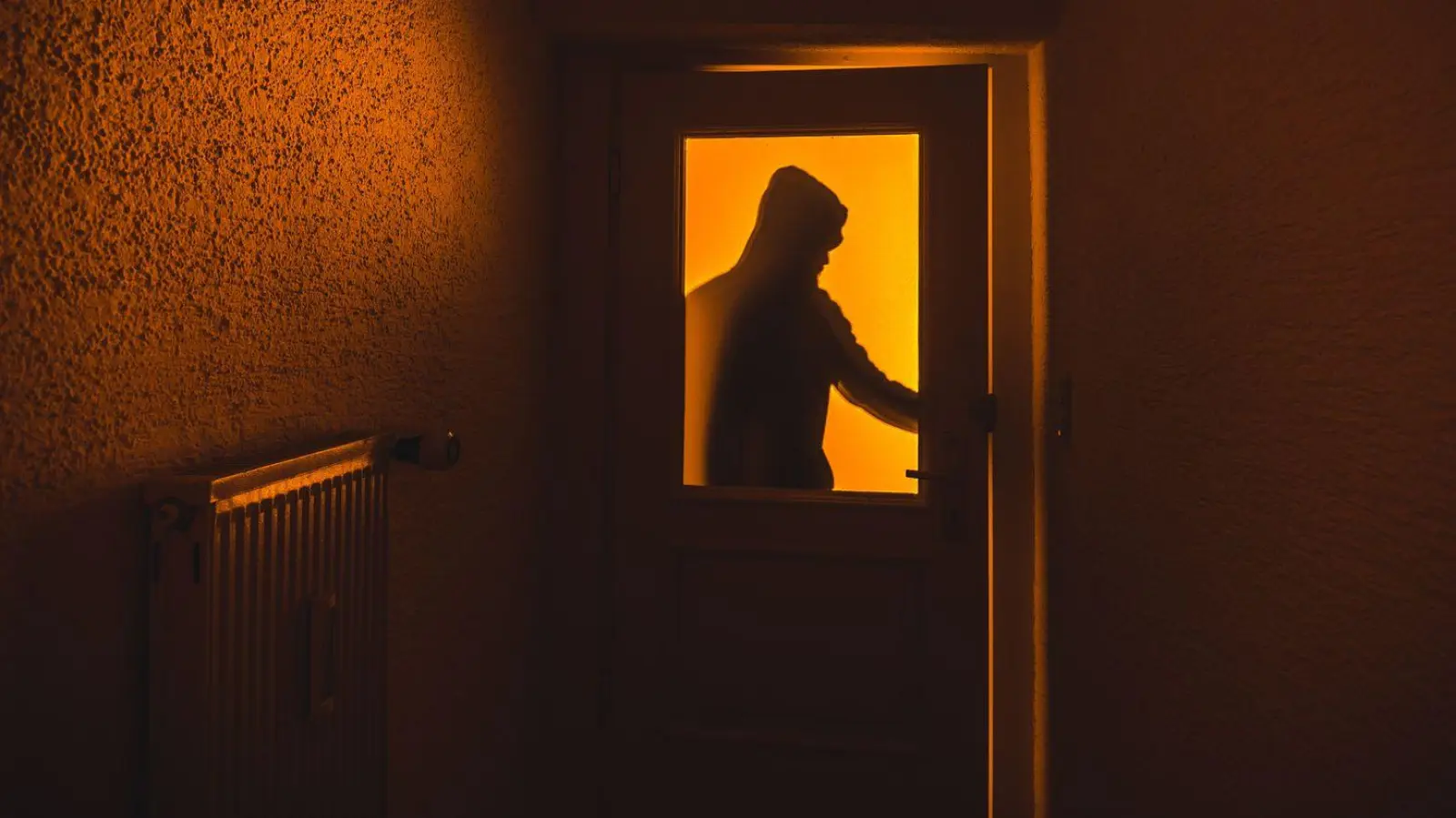 Der unbekannte Einbrecher flüchtete aus dem Haus in Wettringen, als er entdeckt wurde. (Symbolbild: Nicolas Armer/dpa/dpa-tmn)