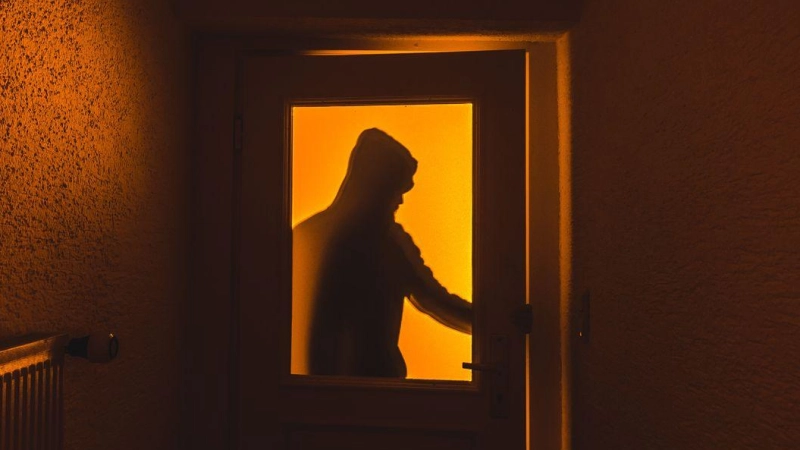 Bei einem Einbruch spätabends in Sachsen bei Ansbach ist der Täter von der Hausbesitzerin gesehen worden und suchte daraufhin das Weite. (Symbolbild: dpa/dpa-tmn/Nicolas Armer)