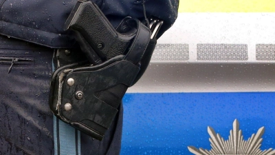 Die Polizei setzte in Oberbayern eine Schusswaffe gegen einen festgenommenen Mann ein. (Symbolbild) (Foto: Karl-Josef Hildenbrand/dpa)
