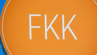 Sicherer Ort zum nackten Sonnenbaden: An ausgewiesenen FKK-Stränden ist das ausdrücklich erlaubt. (Foto: Stefan Sauer/dpa/dpa-tmn)