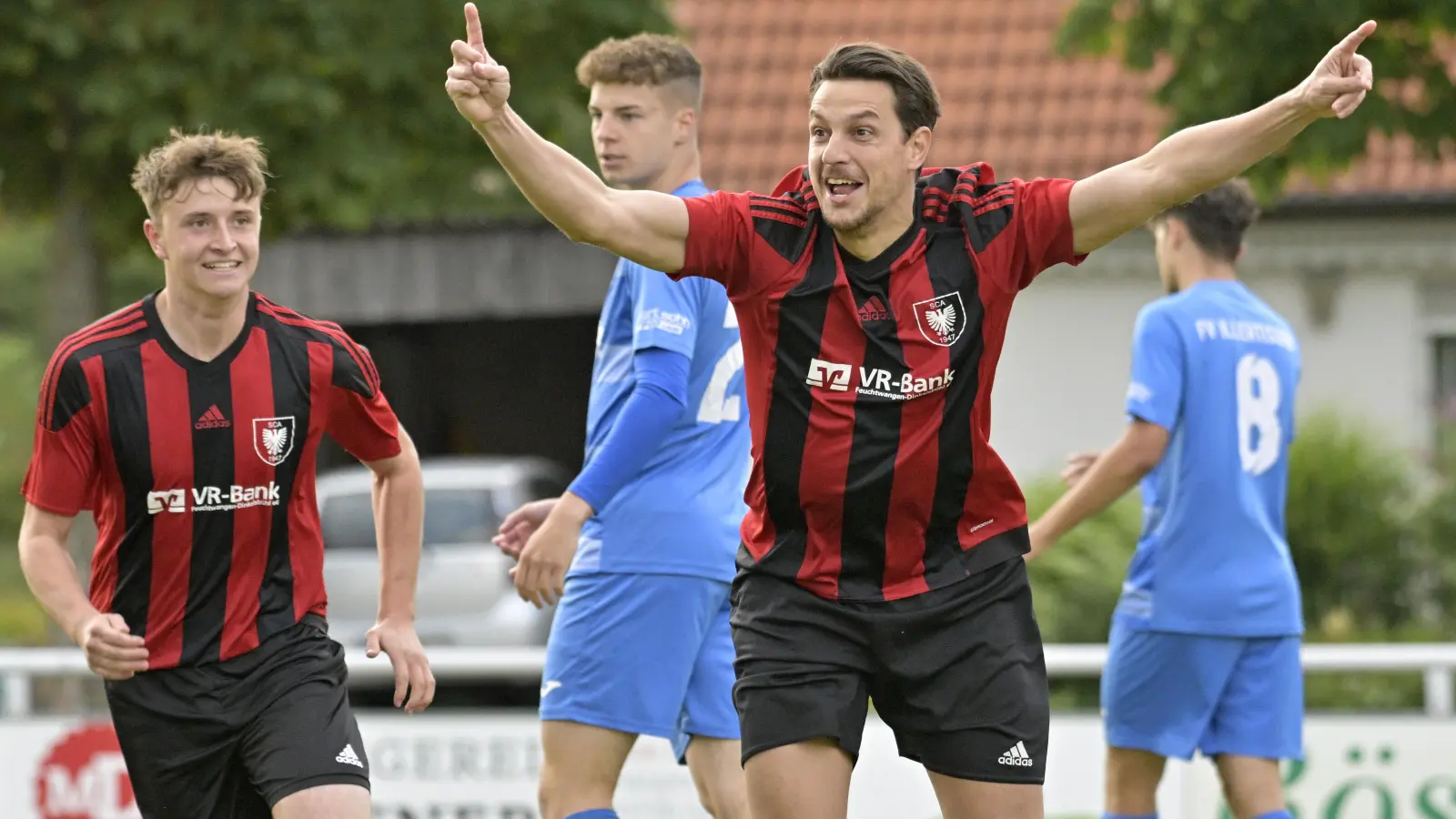 So wie beim 3:0-Sieg im Hinspiel möchte der SC Aufkirchen (links Oscar Ladenburger, rechts der 1:0-Torschütze Steffen Schöllhammer) auch in Illertissen jubeln. (Foto: Martin Rügner)