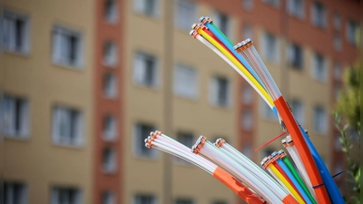 Die Mindestlaufzeit von Glasfaserinternet-Verträgen beginnt bereits mit dem Vertragsabschluss und nicht erst mit der Freischaltung des Anschlusses, wie ein Urteil des Hanseatischen Oberlandesgerichts bestätigt (Foto: Jan Woitas/dpa)