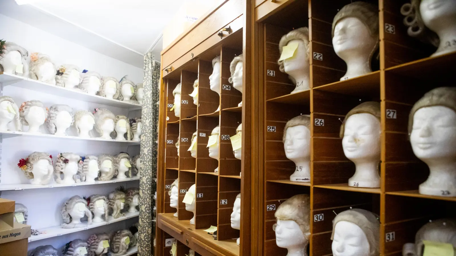 Perücken lagern im Kostümfundus des Heimatvereins. (Foto: Evi Lemberger)