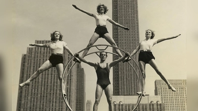 Mit internationalen Auftritten wie hier in New York machten Otto und Fritz Feick (M) Werbung für das Rhönrad. (Foto: ---/Anita Zirkelbach,Gemeinde Schönau/dpa)