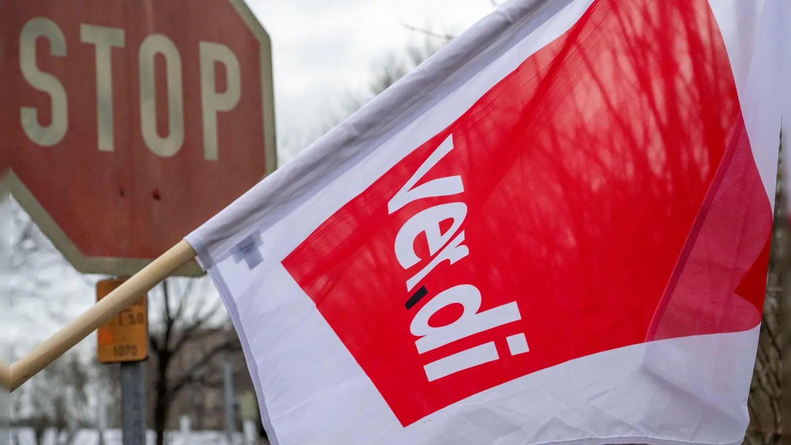 Die Gewerkschaft Verdi ruft zum zweiten Mal in diesem Jahr zu einem bundesweiten Warnstreik im ÖPNV auf. (Archivbild) (Foto: Stefan Puchner/dpa)