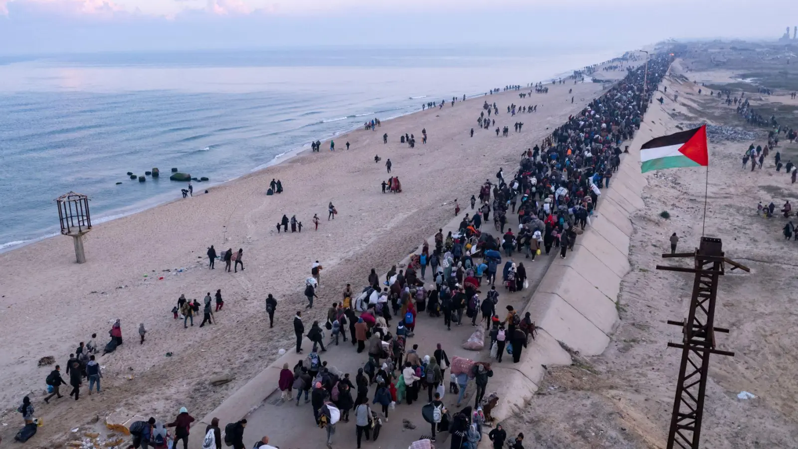 Nach Angaben der islamistischen Hamas kehrten am ersten Tag, an dem Israel den Netzarim-Korridor öffnete,  bereits rund 300.000 Menschen in ihre Wohngebiete im Norden des Gazastreifens zurück.  (Foto: Mohammad Abu Samra/AP/dpa)