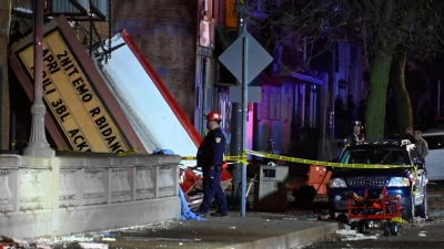 Ermittler inspizieren das Apollo-Theater in der Kleinstadt Belvidere im Bundesstaat Illinois, nachdem ein heftiger Sturm während eines Konzerts Schäden verursacht hat. (Foto: Matt Marton/FR170980 AP/AP)